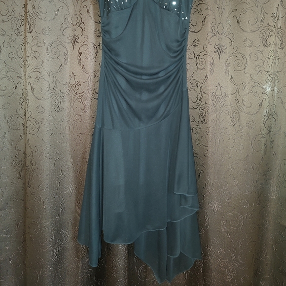 Dress - Picture 2 of 4